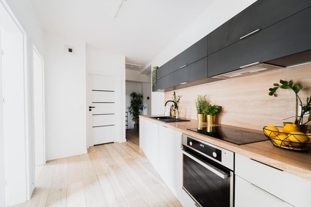 City Center - 3 Rooms - New Building - Private Parking Place - Garage Вроцлав Екстериор снимка