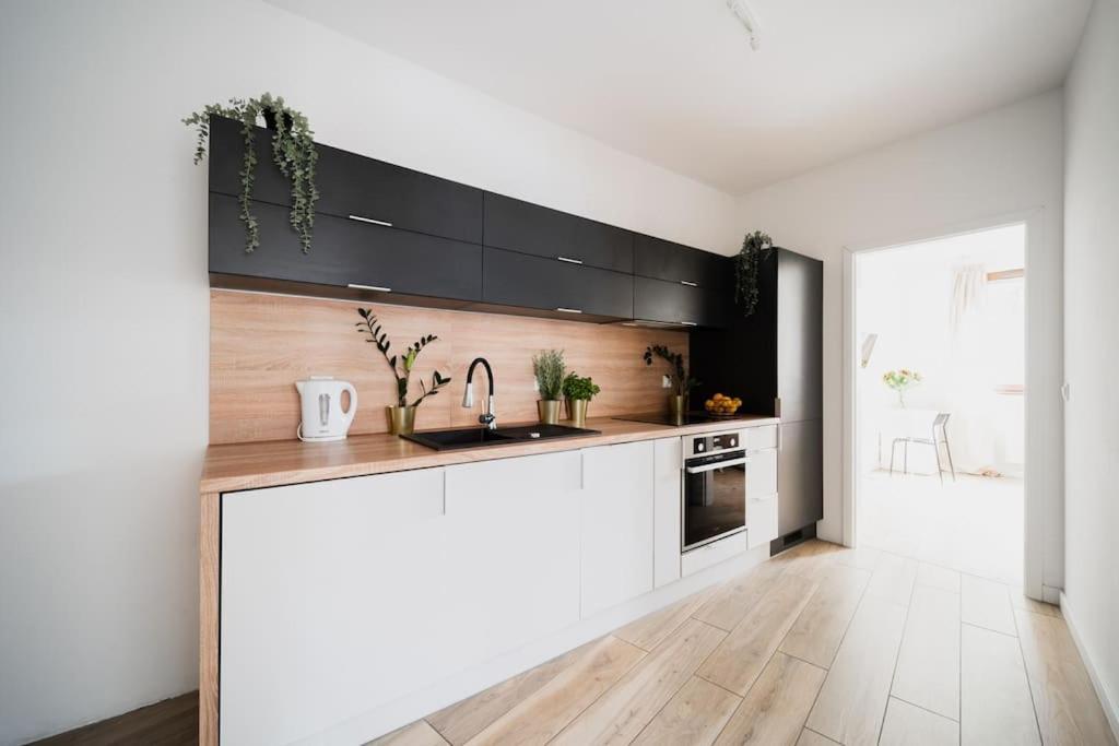 City Center - 3 Rooms - New Building - Private Parking Place - Garage Вроцлав Екстериор снимка