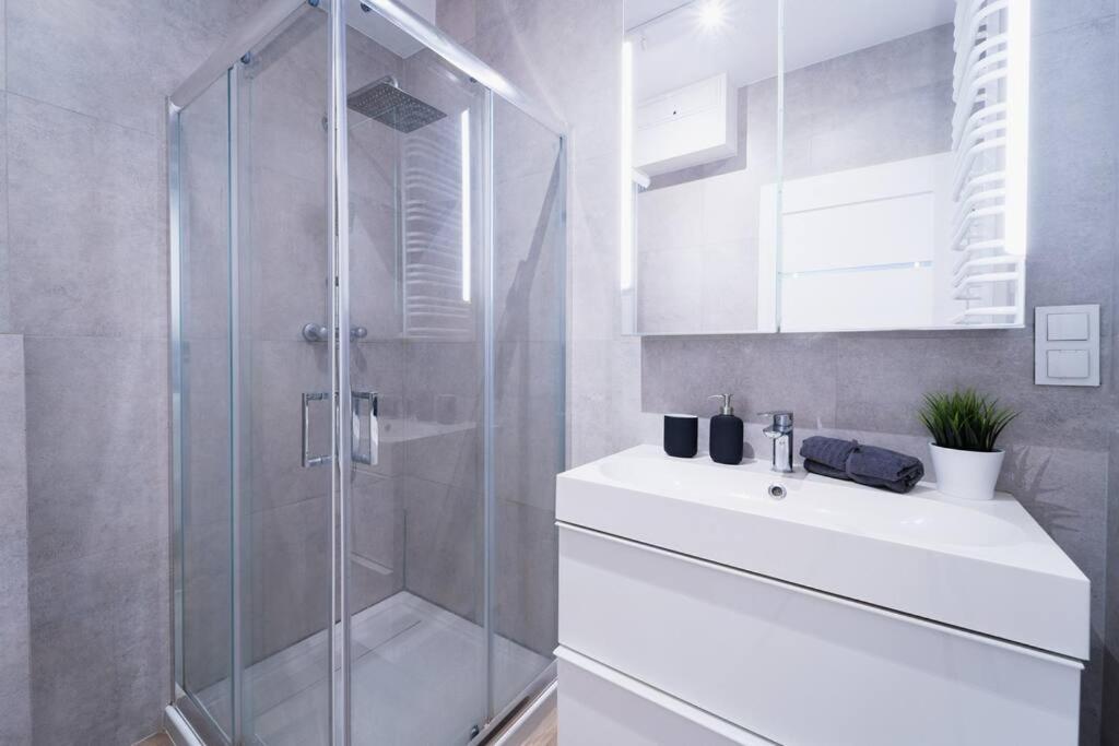 City Center - 3 Rooms - New Building - Private Parking Place - Garage Вроцлав Екстериор снимка