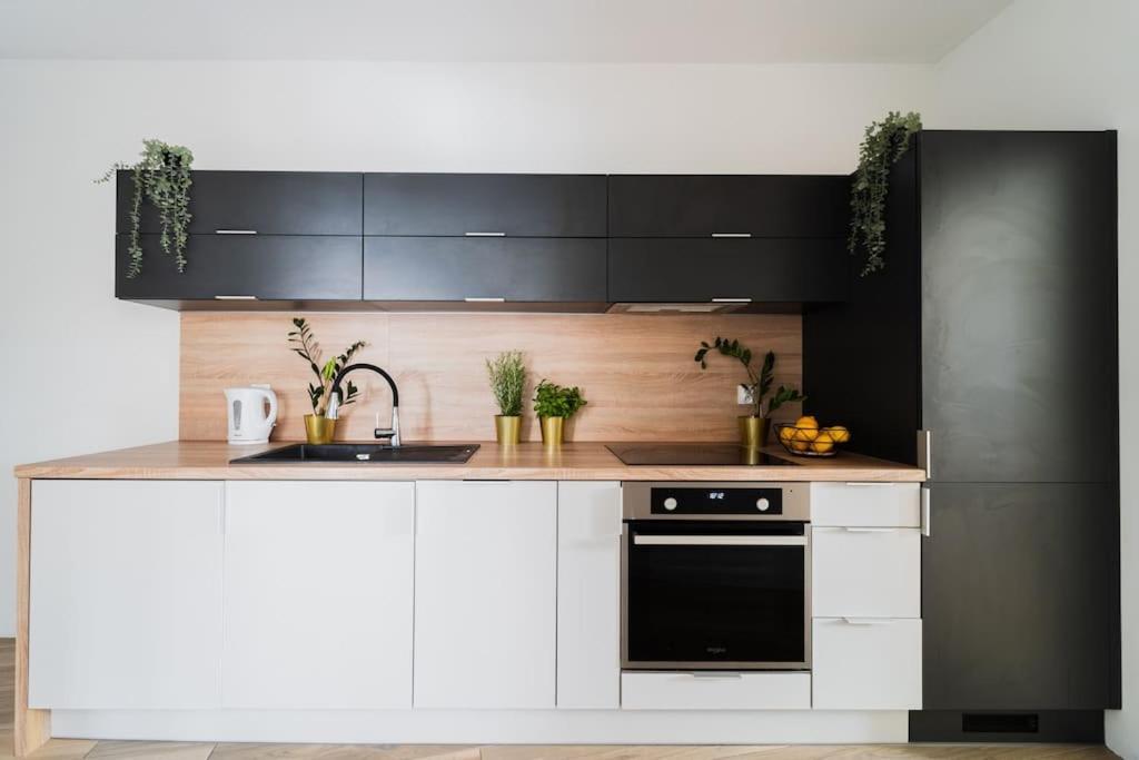 City Center - 3 Rooms - New Building - Private Parking Place - Garage Вроцлав Екстериор снимка