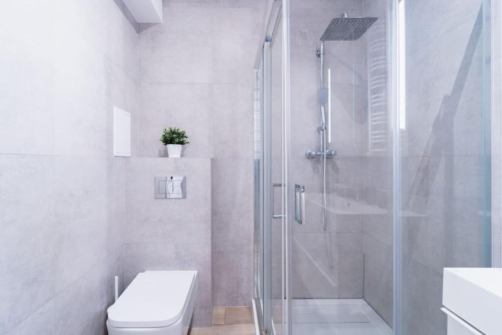 City Center - 3 Rooms - New Building - Private Parking Place - Garage Вроцлав Екстериор снимка